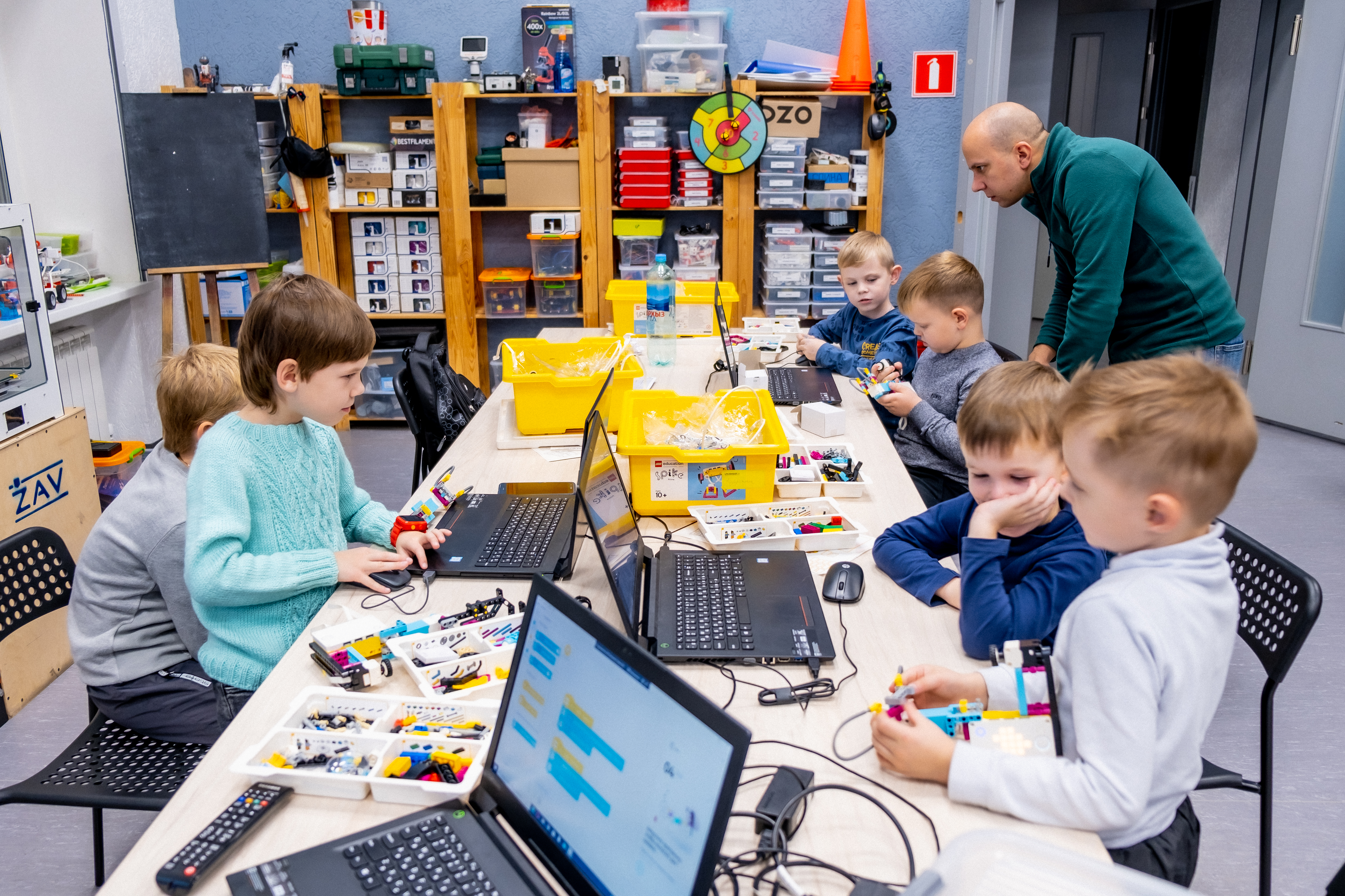Дети 7-9 лет увлеченно занимаются робототехникой в Студии Развивайся в Коломне